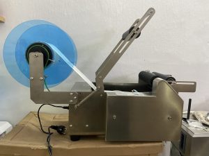 Hình ảnh thực tế của máy dán nhãn LT 50 dán tem bán tự động