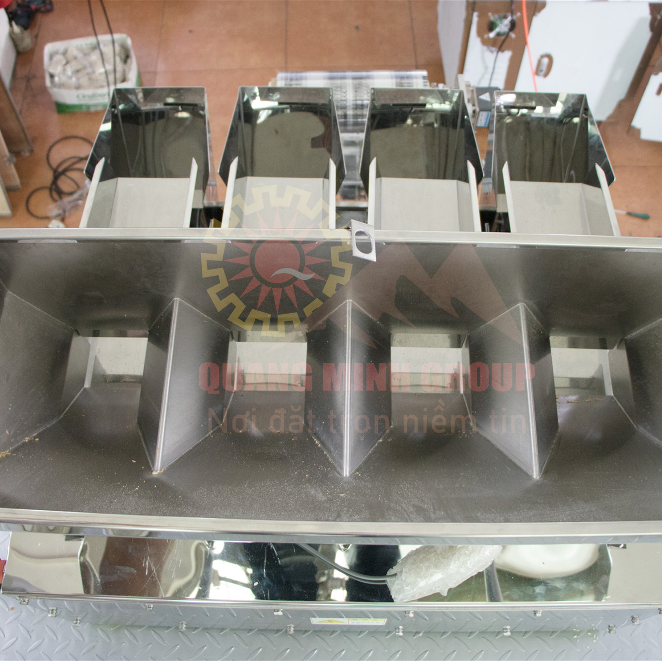 Máy đóng gói định lượng dạng hạt 4 đầu tuyến tính 100-5000g 7 Bo cap lieu may dong goi 4 dau dinh luong