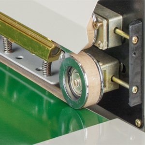 Băng tải máy hàn miệng túi Fr900 là băng tải tự động