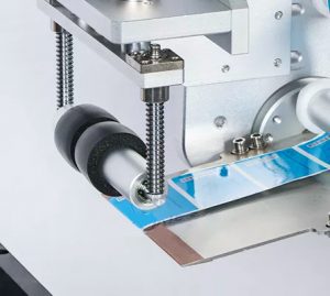 Con lăn đẩy nhãn dán chính xác