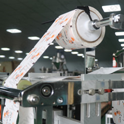 Màng co và cánh tay kéo màng