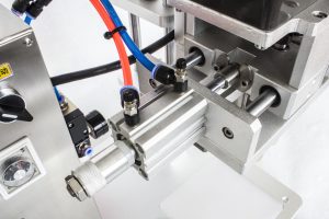 Pitton đẩy giúp các con lăn vào vị trí siết nắp