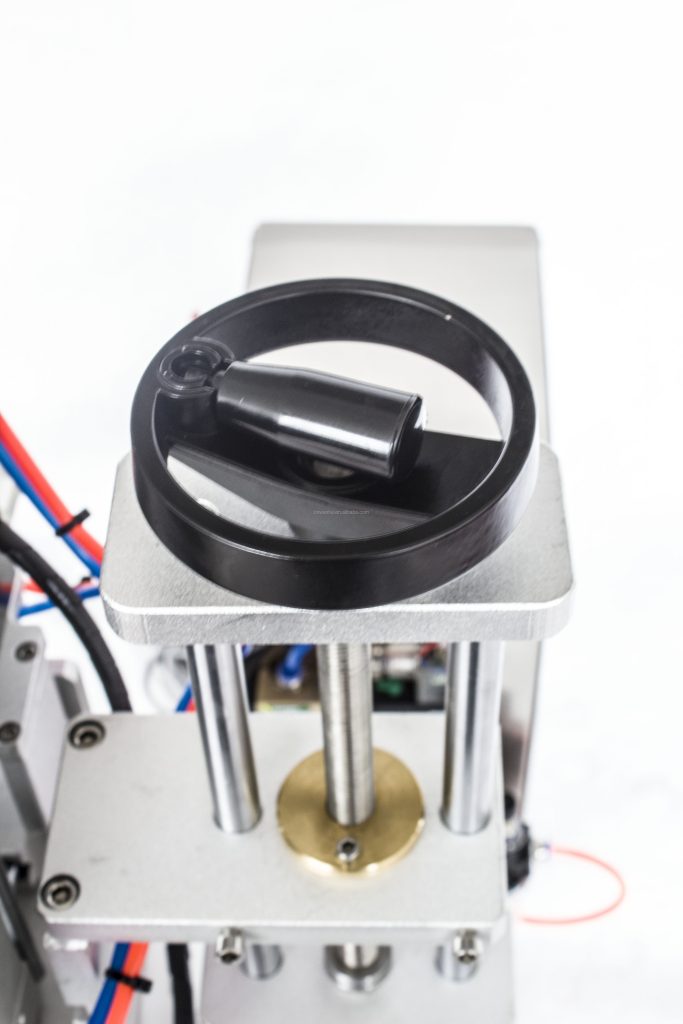 Tay xoay khoảng cách siết nắp