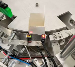 Sensor cảm biến chính xác trên máy đóng gói hộp carton