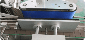 Bộ phận làm căng nhãn dán