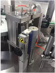 Dao cắt nhãn tự động với 2 dao linh hoạt