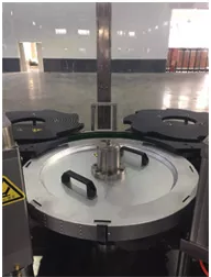 Trụ chân không dán nhãn chai