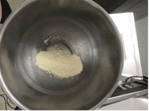 Đổ nguyên liệu đầu vào máy đóng gói tự động