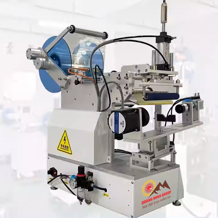 Máy dán nhãn chai côn bán tự động | 15–35 sp/phút, sai số 1% 3 Máy dán nhãn chai côn chai hình chóp nón bán tự động